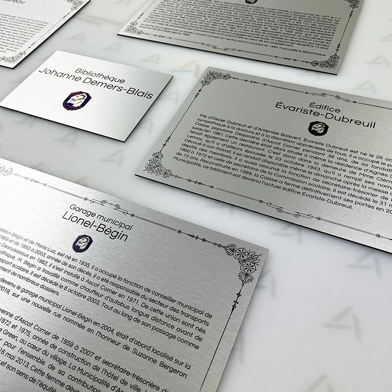 Enseigne et signalétique en alupanel argent brossé