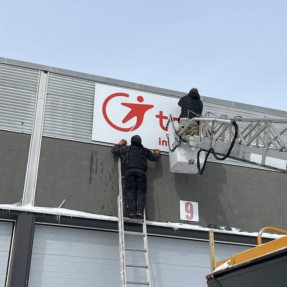 Fabrication et installation d'enseigne extérieure